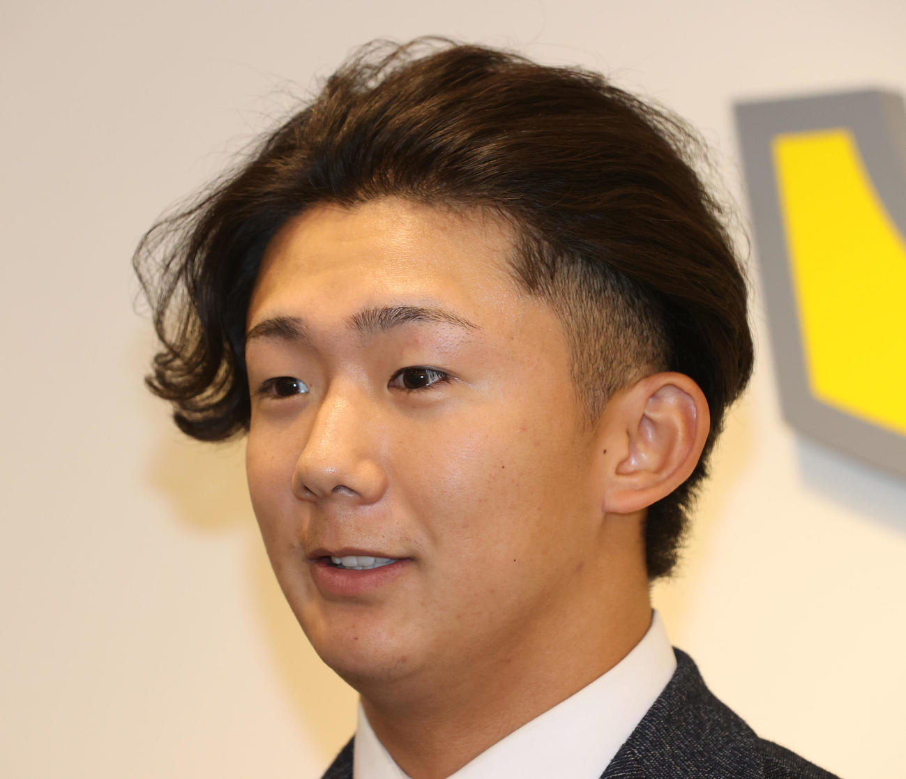 契約更改を終えたソフトバンク石見は報道陣の質問に答える（撮影・梅根麻紀）