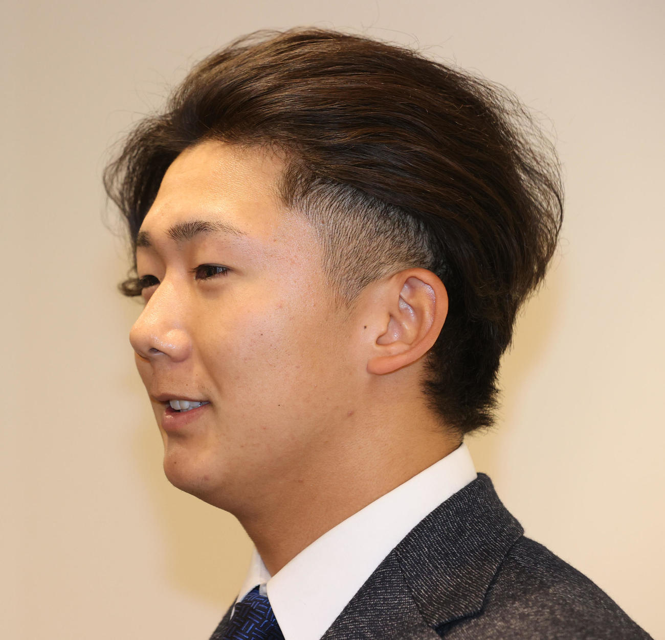 契約更改を終えたソフトバンク石見は報道陣の質問に答える（撮影・梅根麻紀）