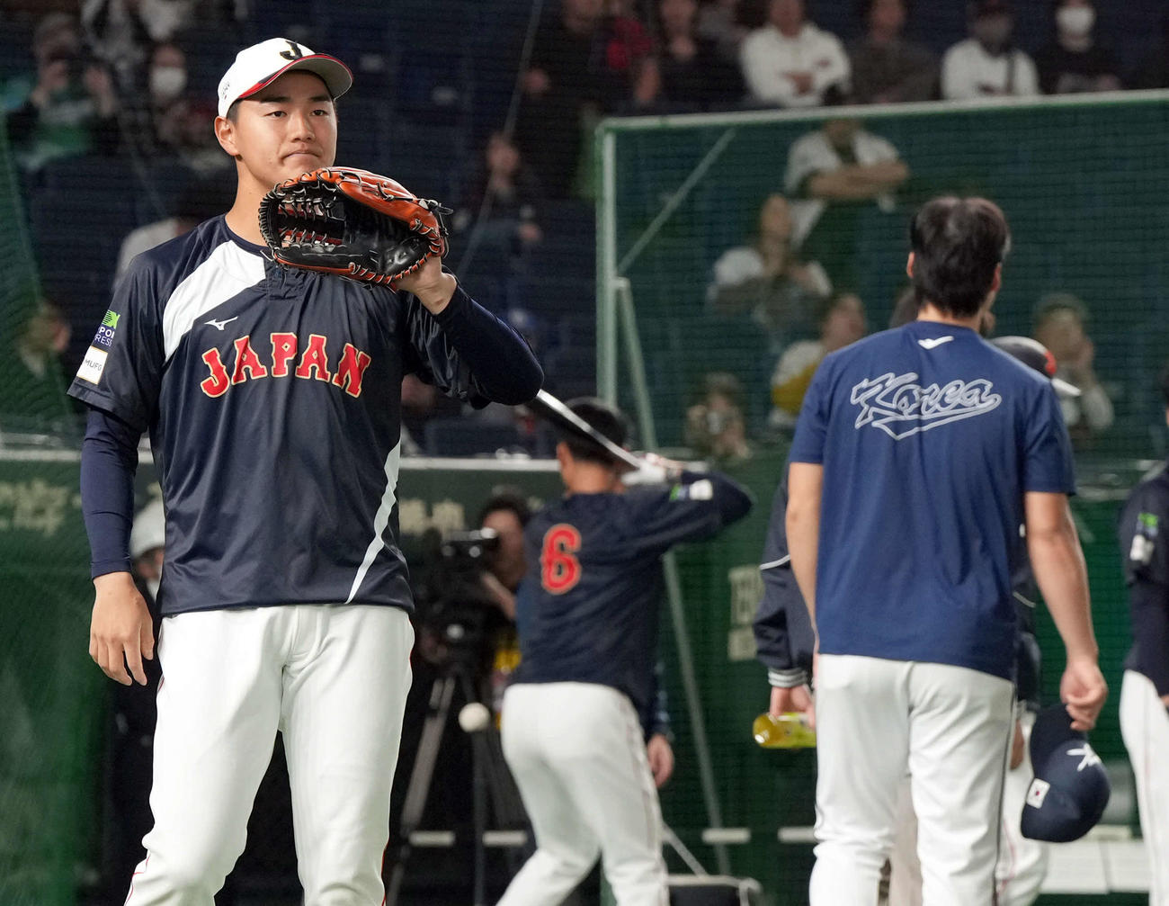 ラグザス　侍ジャンパンシリーズ　韓国対日本　李浩成（右）から謝罪を受けた西川（撮影・たえ見朱実）