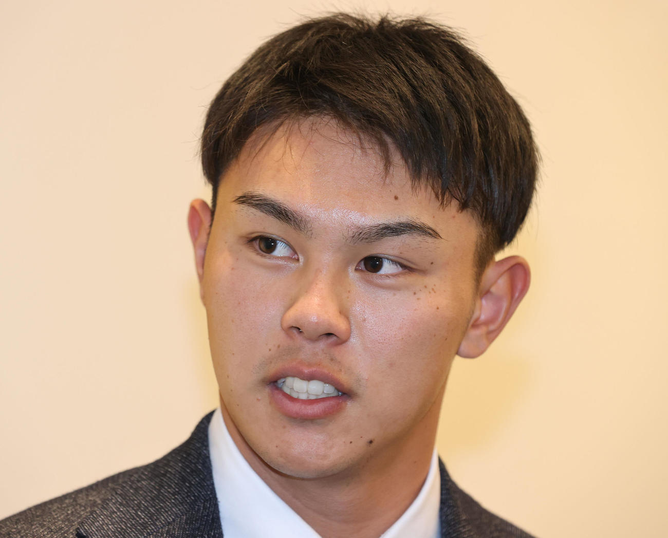 契約更改を終えたソフトバンク宇野は報道陣の質問に答える（撮影・梅根麻紀）