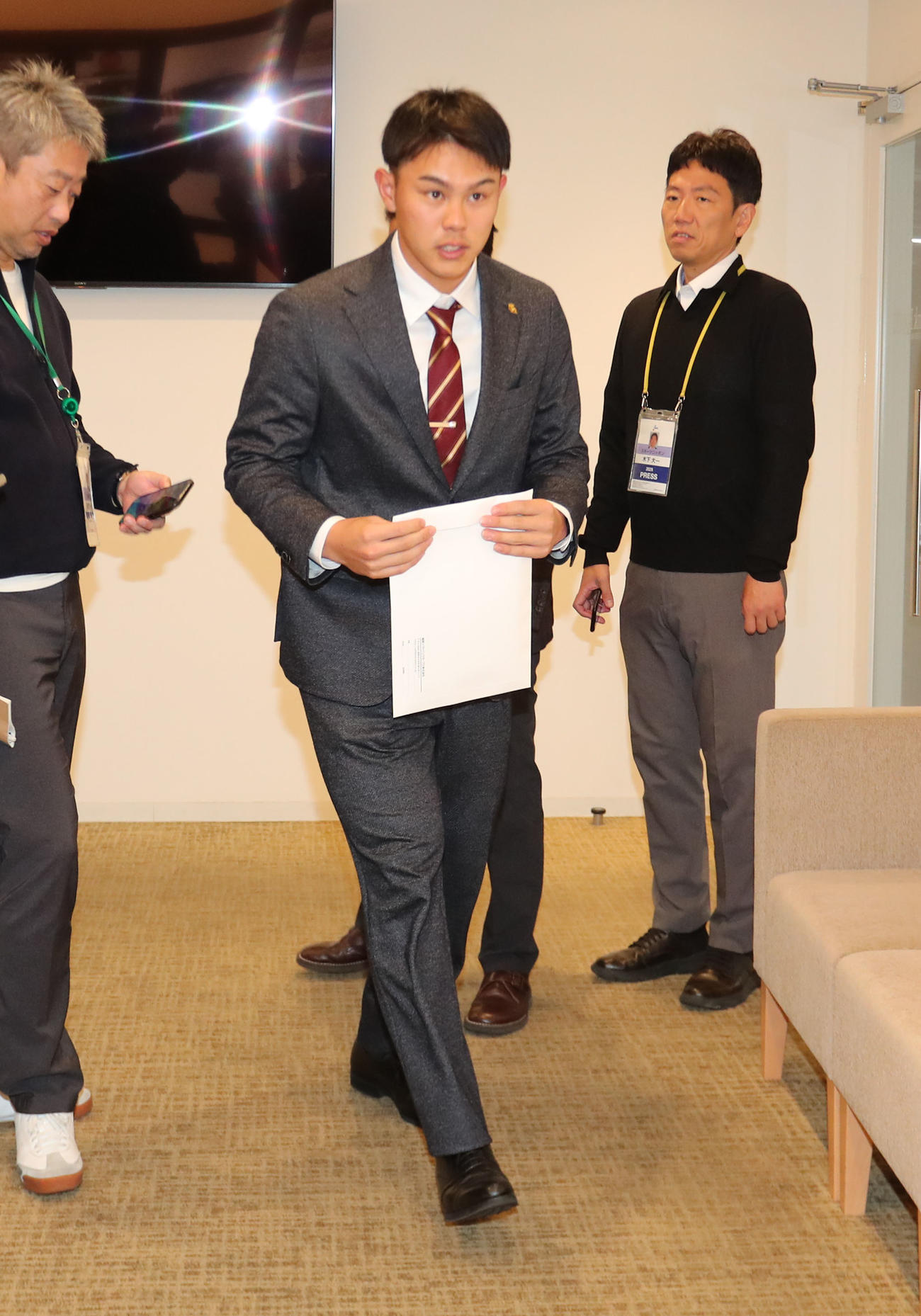 契約更改を終えたソフトバンク宇野（撮影・梅根麻紀）