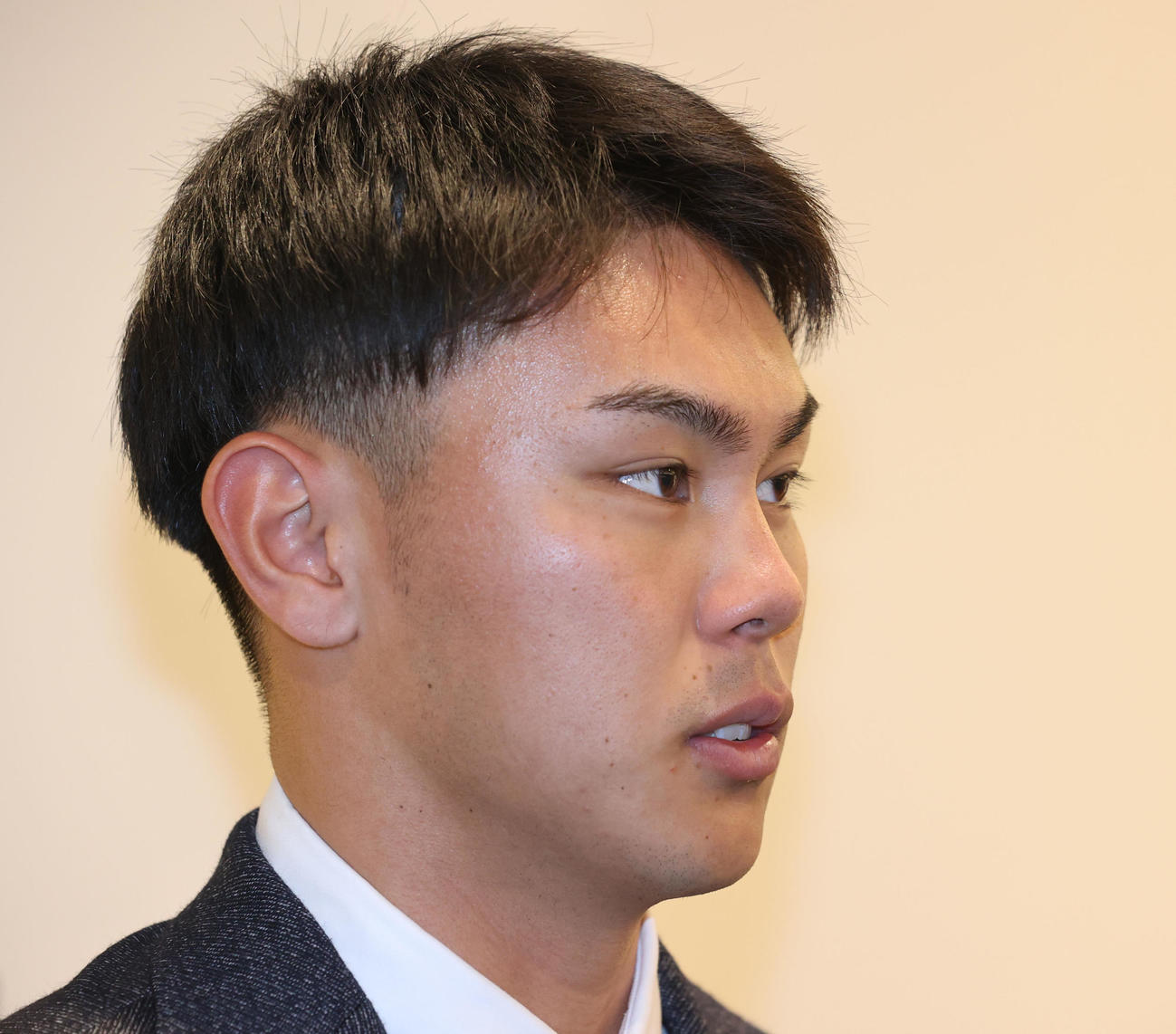 契約更改を終えたソフトバンク宇野は報道陣の質問に答える（撮影・梅根麻紀）