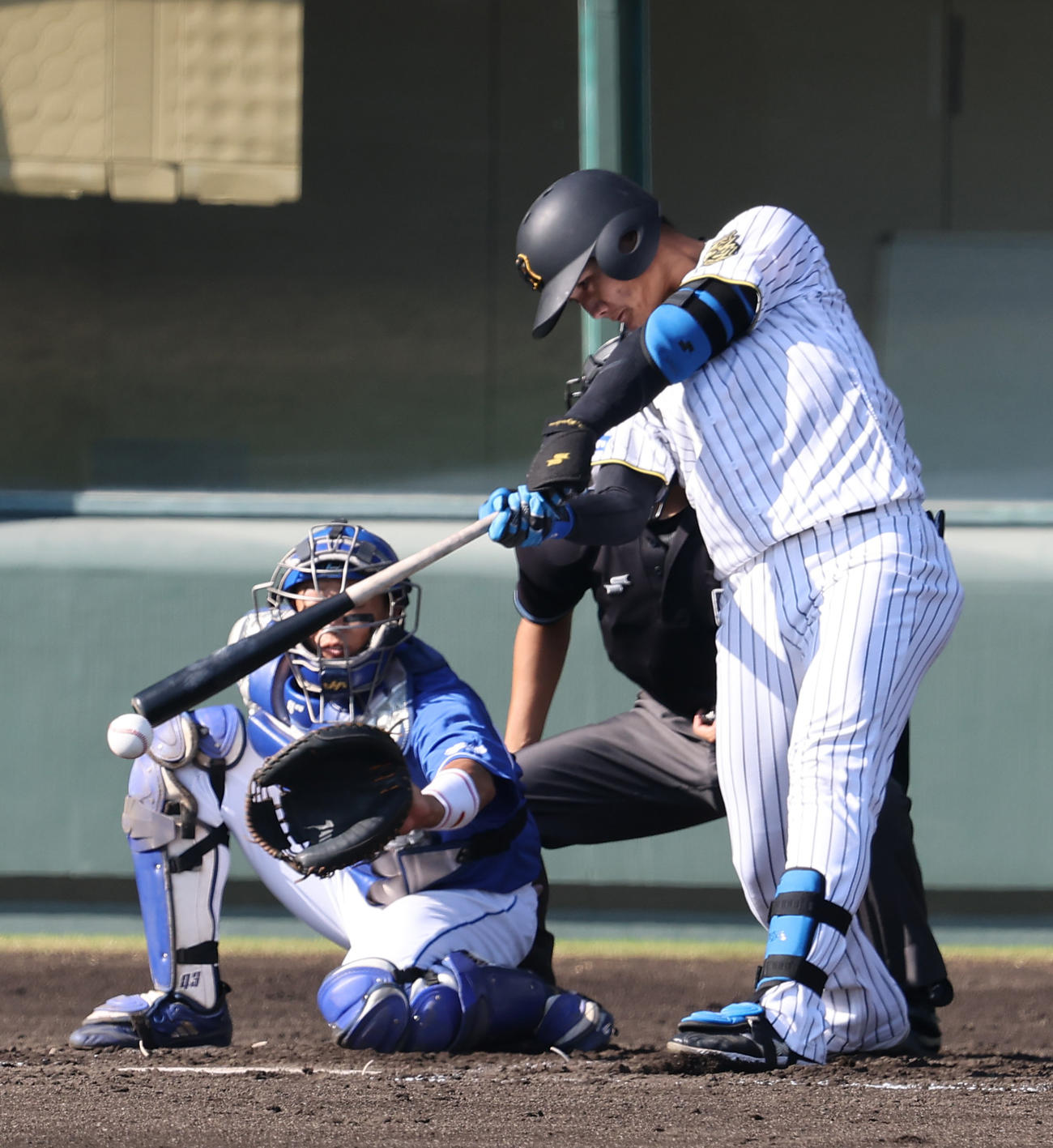 阪神対中日　2回裏阪神1死、西純矢は野手転向後、初安打を放つ（撮影・上田博志）