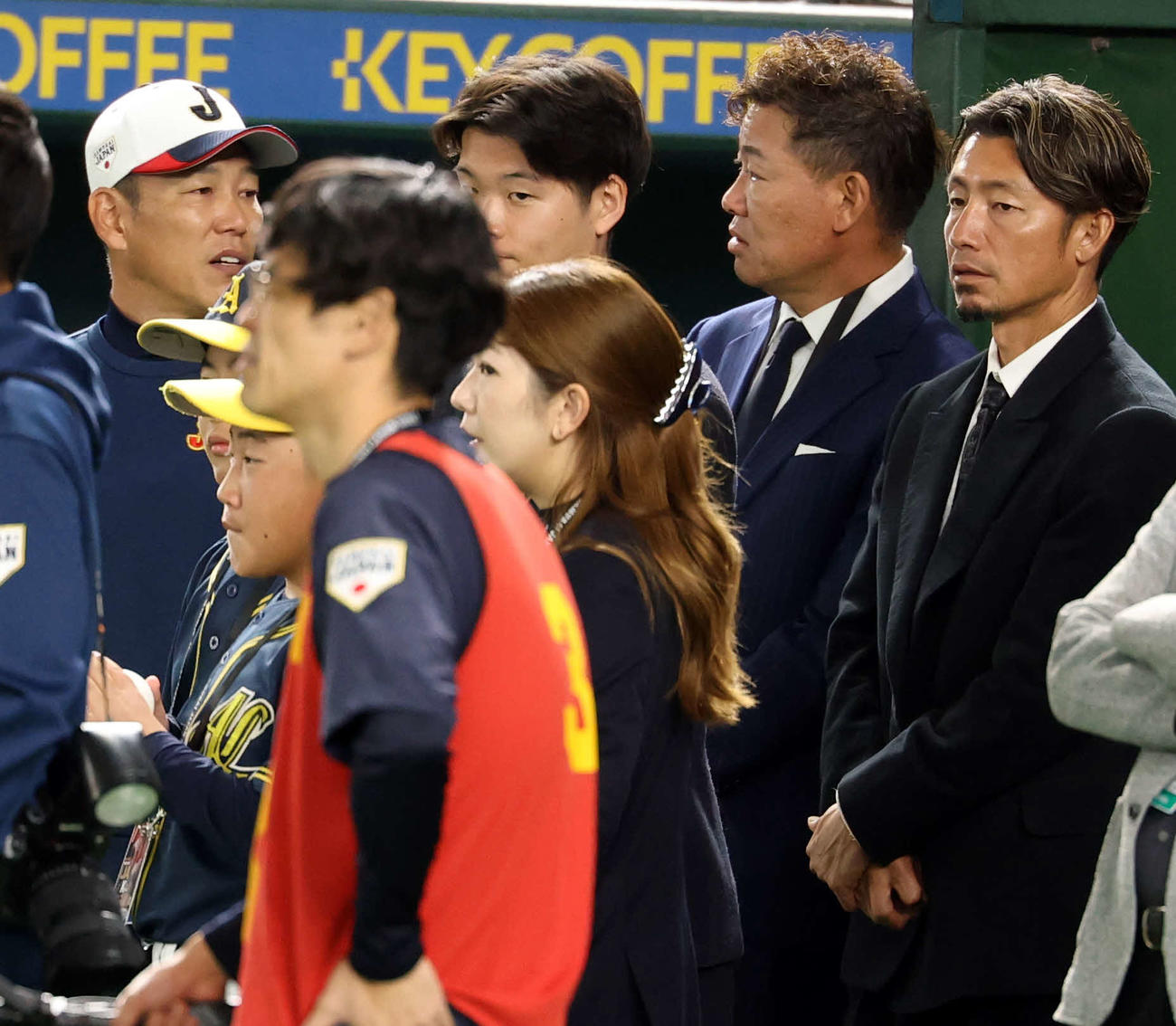 韓国対日本　練習中、井端監督（左）は福留孝介氏（中央）、鳥谷敬氏と話し込む（撮影・浅見桂子）