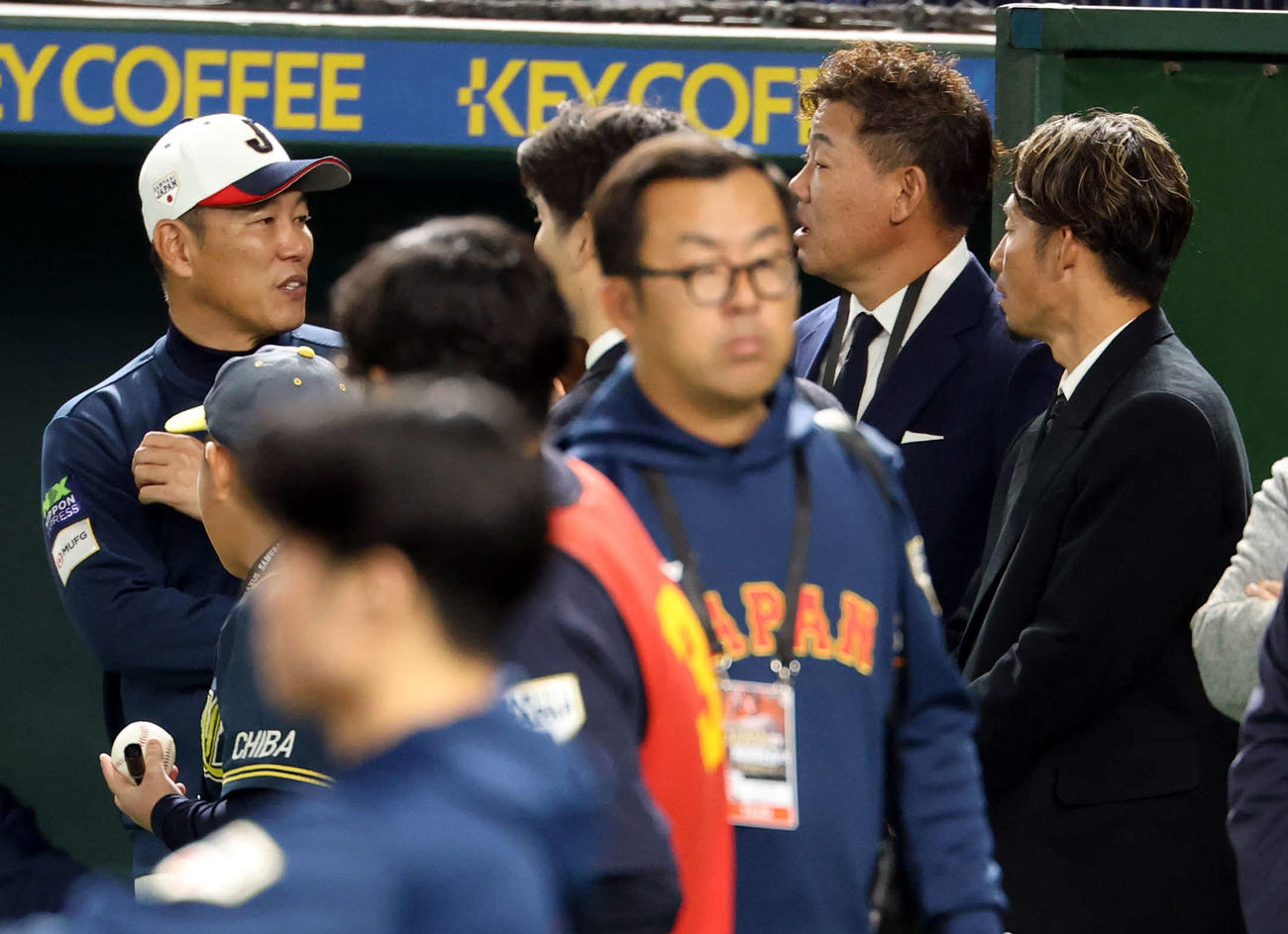 韓国対日本　練習中、井端監督（左）は福留孝介氏（中央）、鳥谷敬氏と話し込む（撮影・浅見桂子）