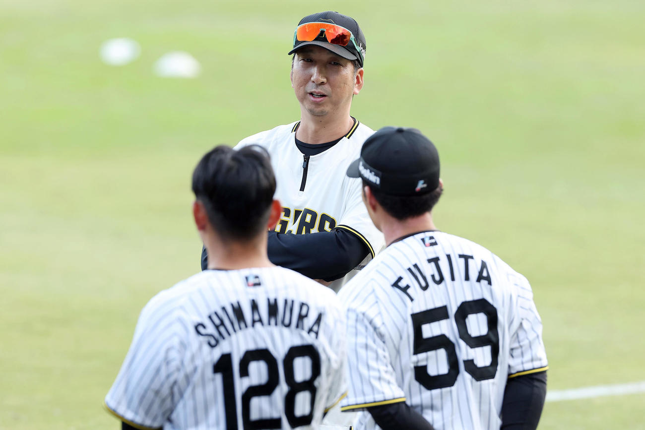 中日との練習試合を終え、嶋村（左）、藤田（右）と言葉を交わす阪神藤川監督（撮影・前田充）