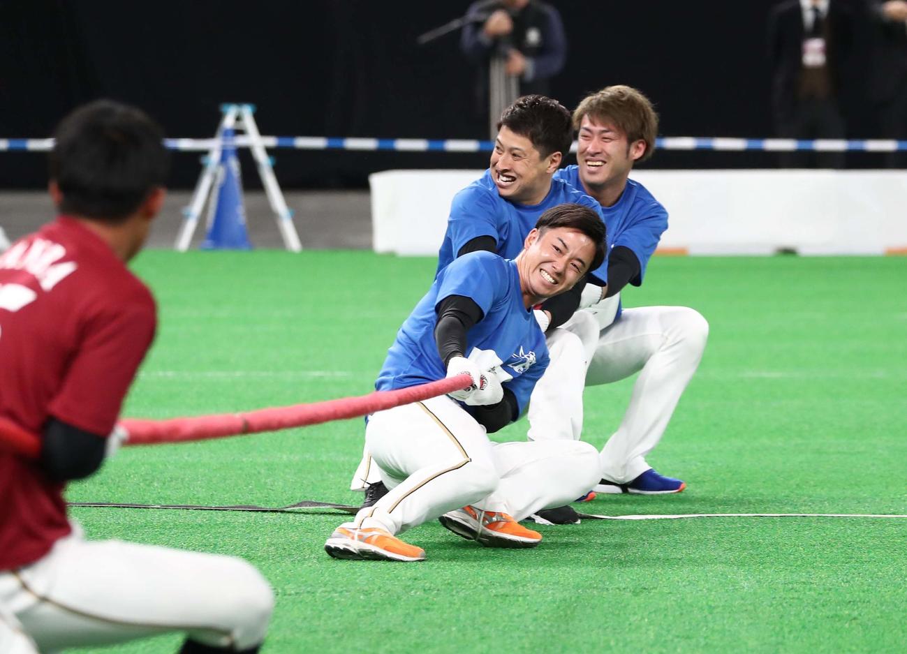 2019年11月24日、ファンフェスティバルで笑顔で綱引きする手前から斎藤、村田、秋吉