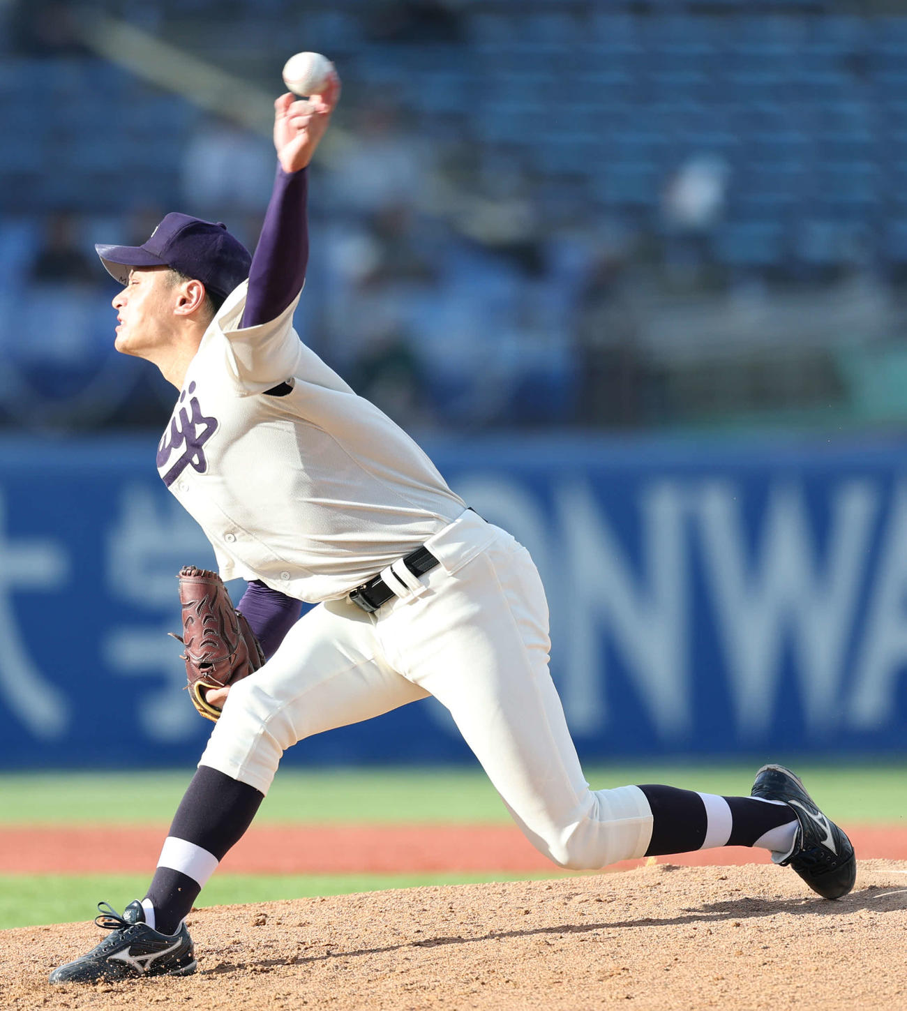 立命館大対明大　先発し力投する明大・毛利（撮影・増田悦実）