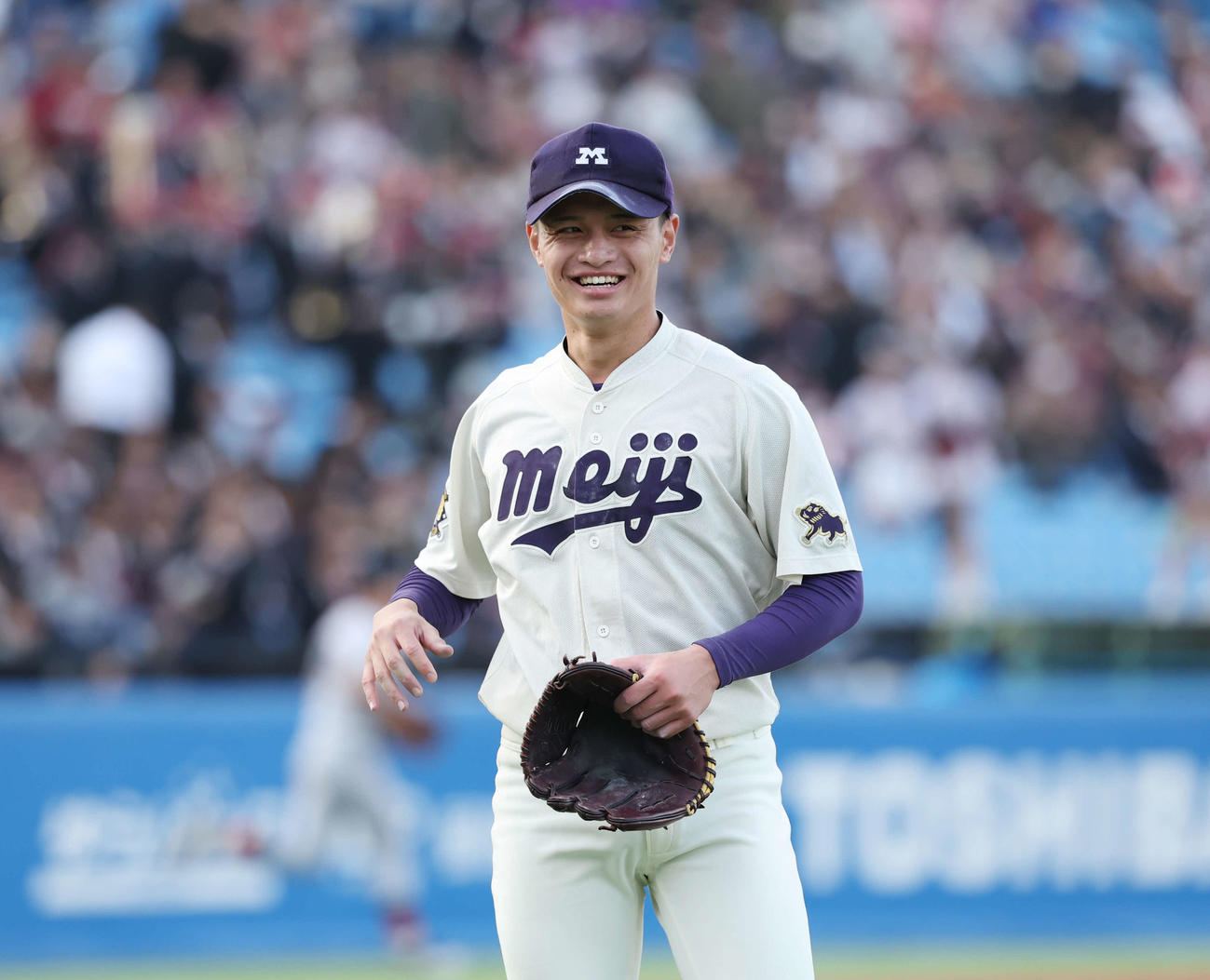 立命館大対明大　6回表立命館大、満塁のピンチをしのぎ、笑顔でベンチへ戻る明大・毛利（撮影・増田悦実）