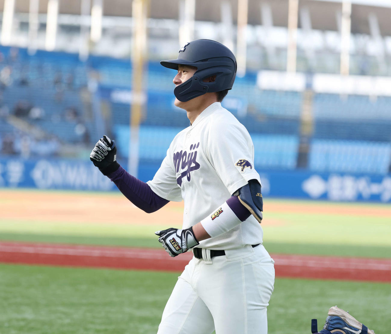 立命館大対明大　4回裏明大1死一、三塁、犠飛で得点しガッツポーズをしながらベンチへ戻る木本（撮影・増田悦実）