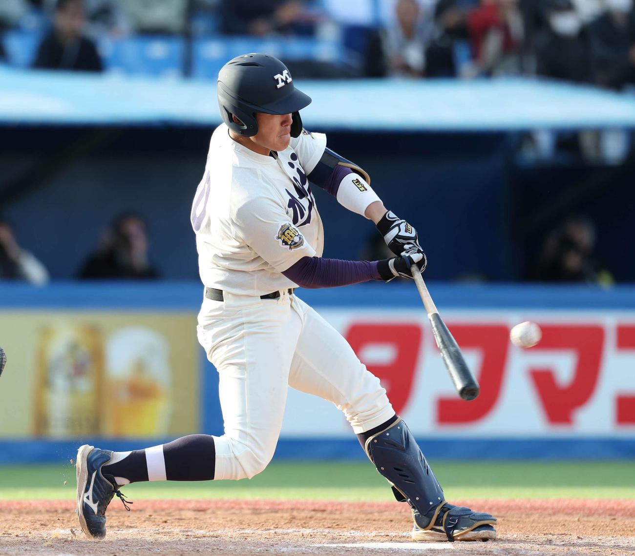 立命館大対明大　4回裏明大1死一、三塁、犠飛を放つ木本（撮影・増田悦実）