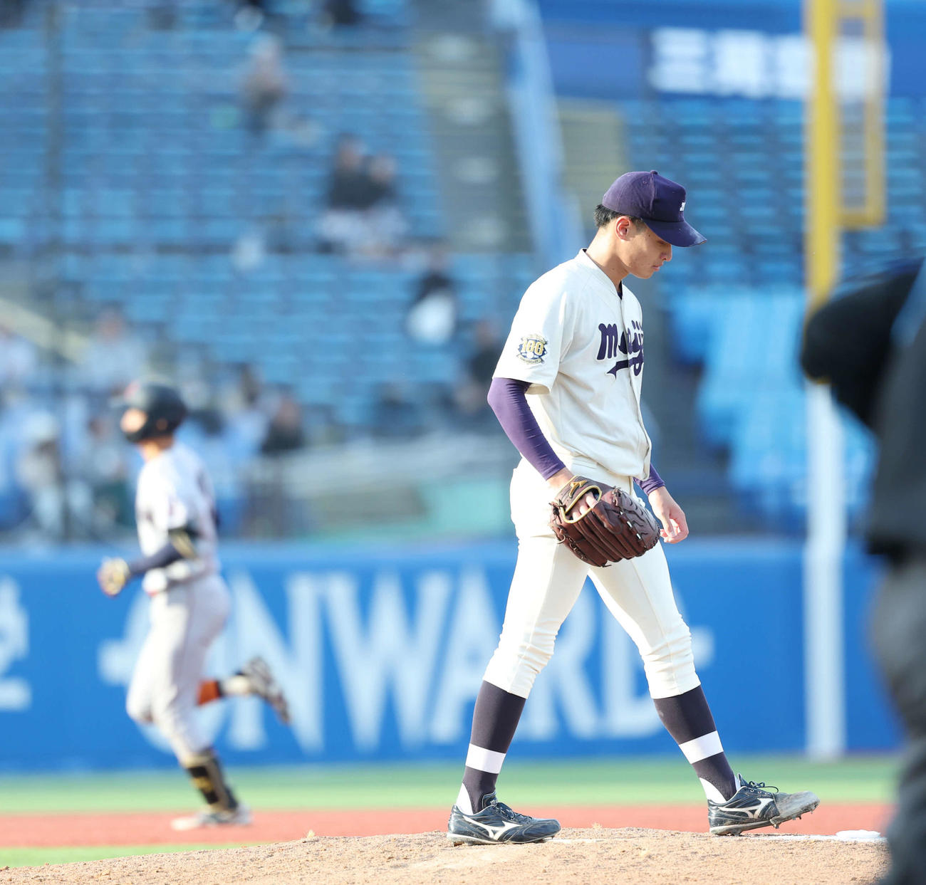 立命館大対明大　5回表立命館大2死一、西野に左ソロ本塁打を打たれがっくりとする明大・毛利（撮影・増田悦実）