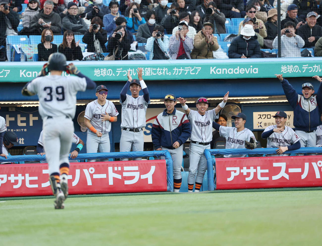 立命館大対明大　5回表立命館大2死一、左ソロ本塁打を放った西野（左端）を出迎える立命館大ナイン（撮影・増田悦実）