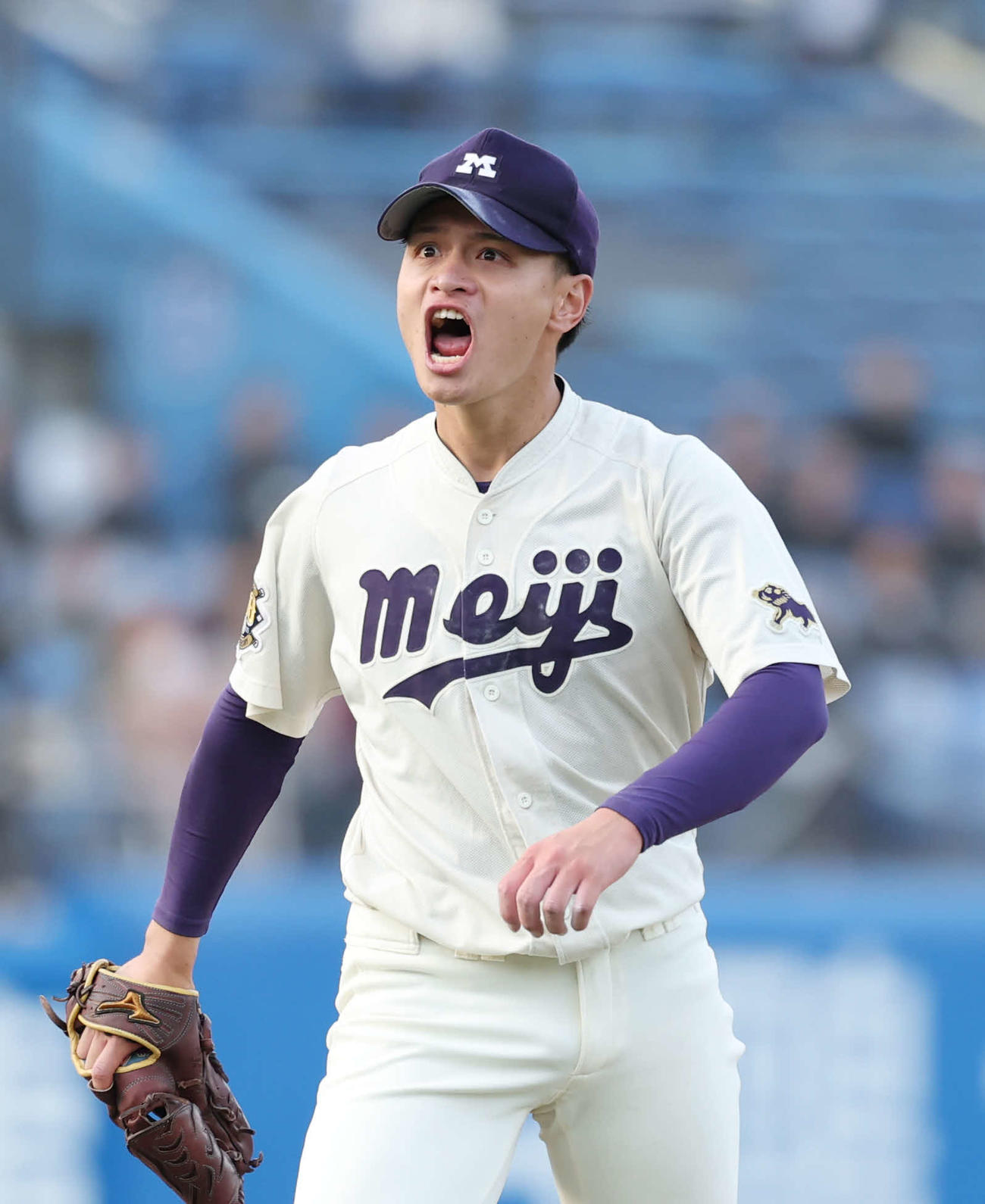 立命館大対明大　6回表立命館大、満塁のピンチをしのぎ、声を上げる明大・毛利（撮影・増田悦実）