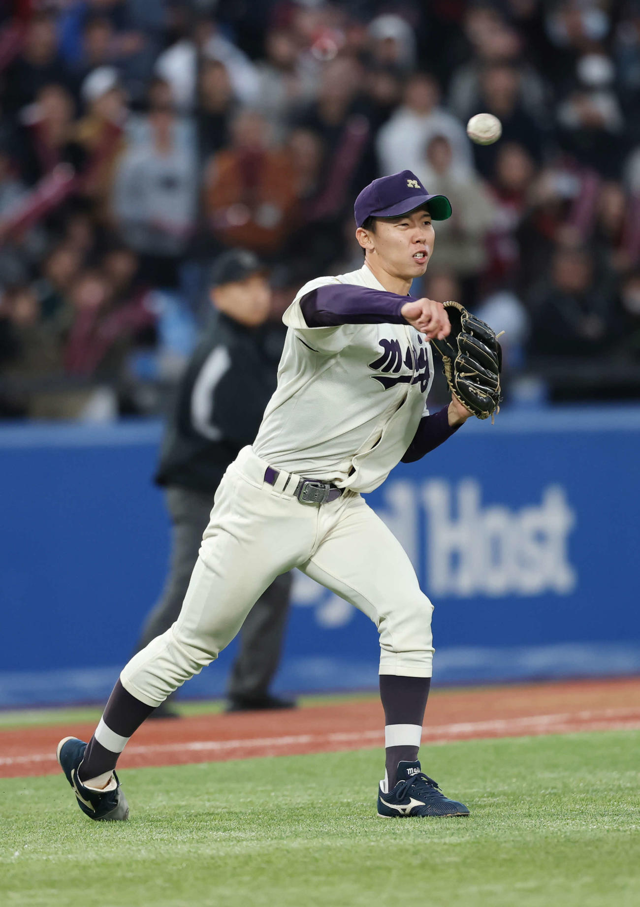 立命館大対明大　10回表立命館大無死一、二塁、川本のバントを一塁へ悪送球し、二塁走者の生還を許す明大・大川（撮影・増田悦実）