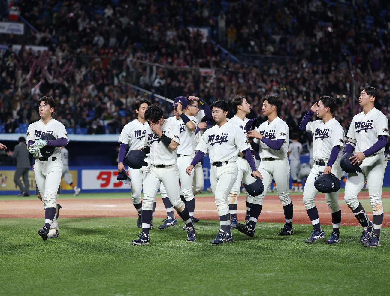 立命館大対明大　試合が終了し引き上げる明大ナイン（撮影・増田悦実）