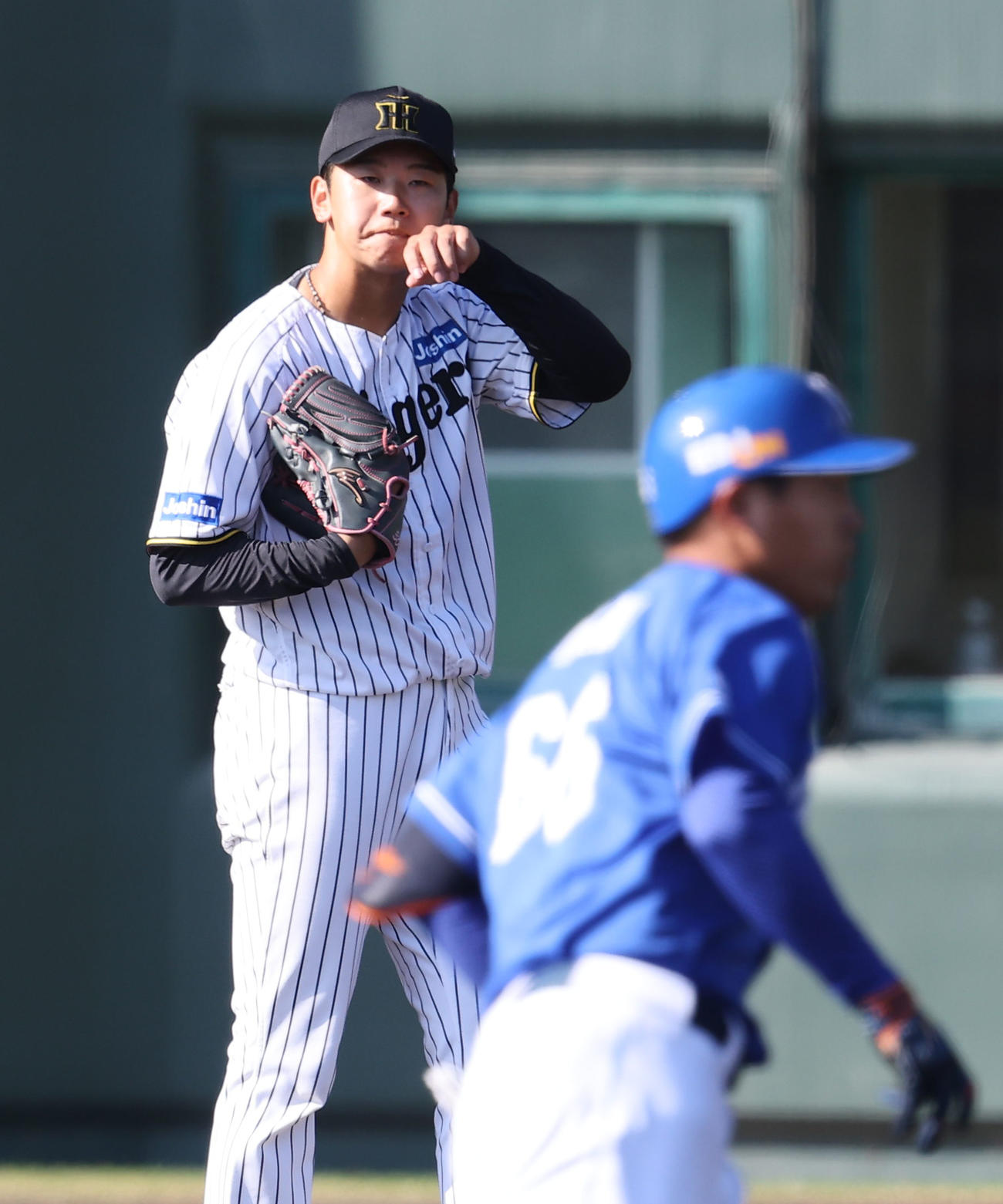 阪神対中日　2回表中日無死、門別（右）は鵜飼にソロ本塁打を浴びる（撮影・上田博志）