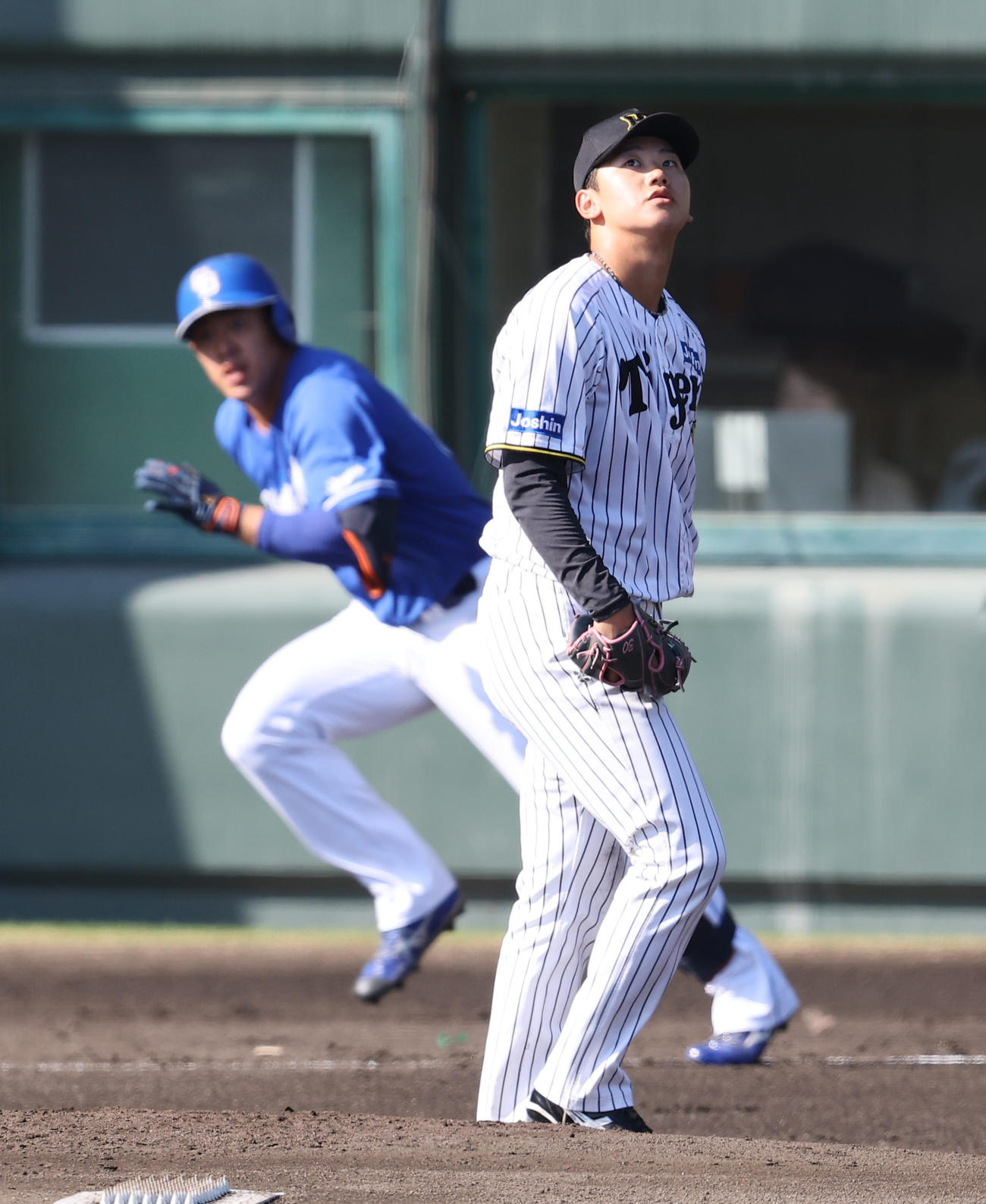 阪神対中日　2回表中日無死、門別（右）は鵜飼にソロ本塁打を浴びる（撮影・上田博志）