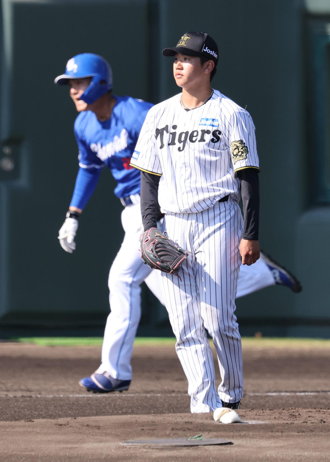 阪神対中日　1回表中日2死、門別は石川昂を外野フライに打ち取る（撮影・上田博志）