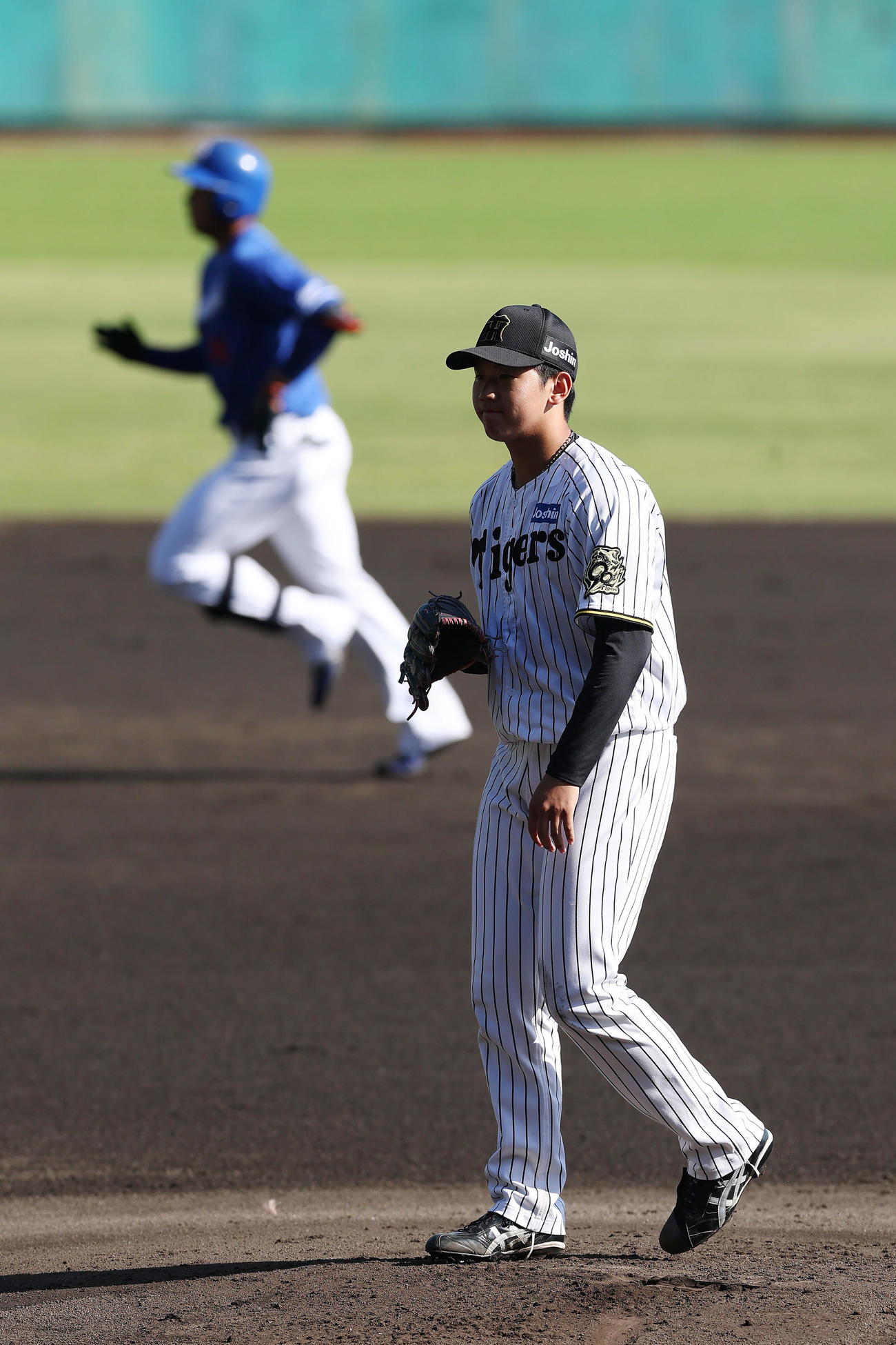 中日との練習試合で鵜飼（左）に本塁打を浴びた阪神門別（撮影・前田充）