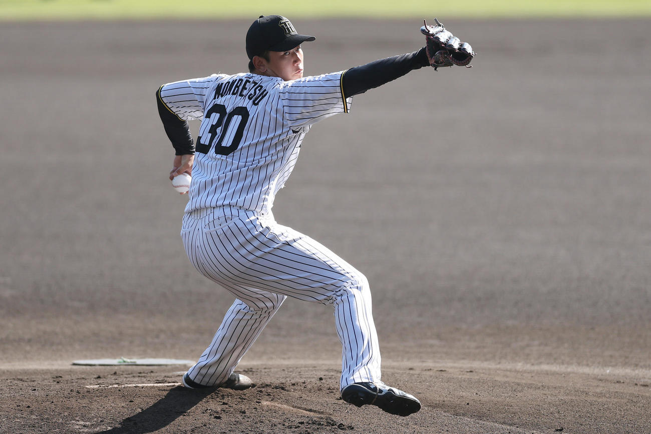 中日との練習試合で力投する阪神門別（撮影・前田充）