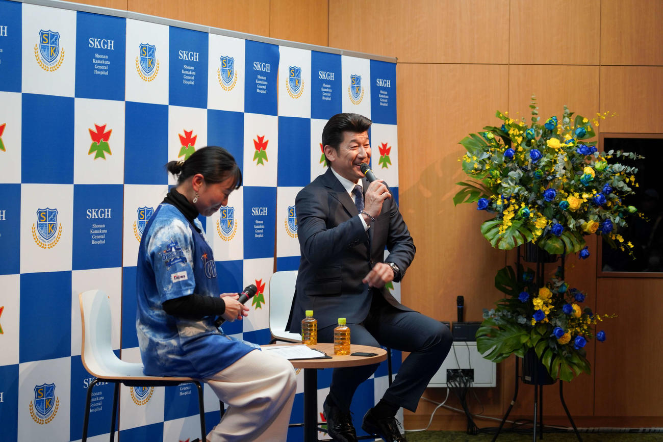 湘南鎌倉総合病院の「病院祭」でトークショーを行った三浦大輔前監督（湘南鎌倉総合病院広報室提供）