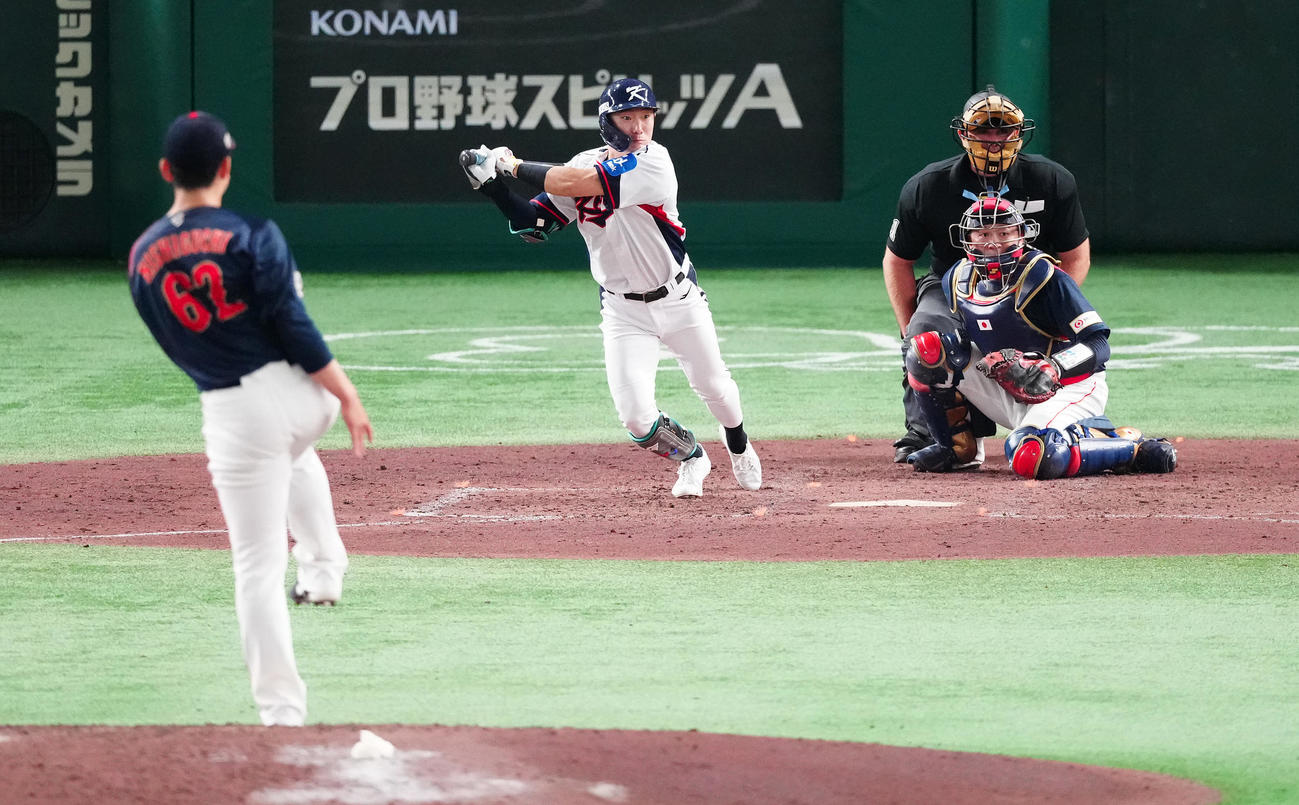 韓国対日本　4回裏韓国2死一、二塁、適時打を放つ申〓（日ヘンに文）宰。投手西口（撮影・鈴木みどり）