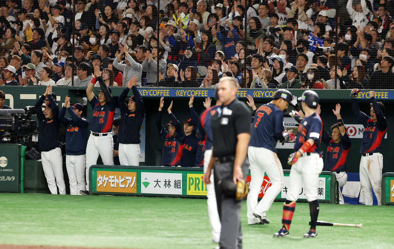 韓国対日本　5回表日本2死満塁、石上が勝ち越し2点適時打を放ち喜ぶ日本ベンチ（撮影・浅見桂子）