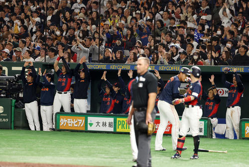侍ジャパン】追加招集の石上泰輝が勝ち越しの2点適時打！ 西川史礁