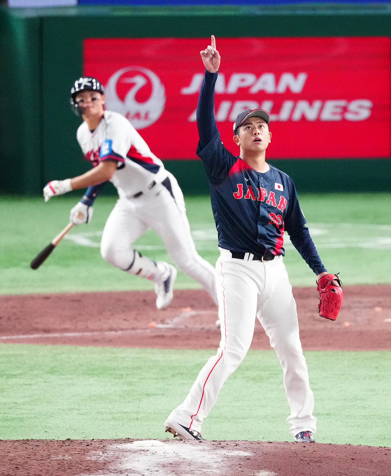 韓国対日本　5回裏韓国2死一塁、金周元を中飛に仕留める松山（撮影・鈴木みどり）