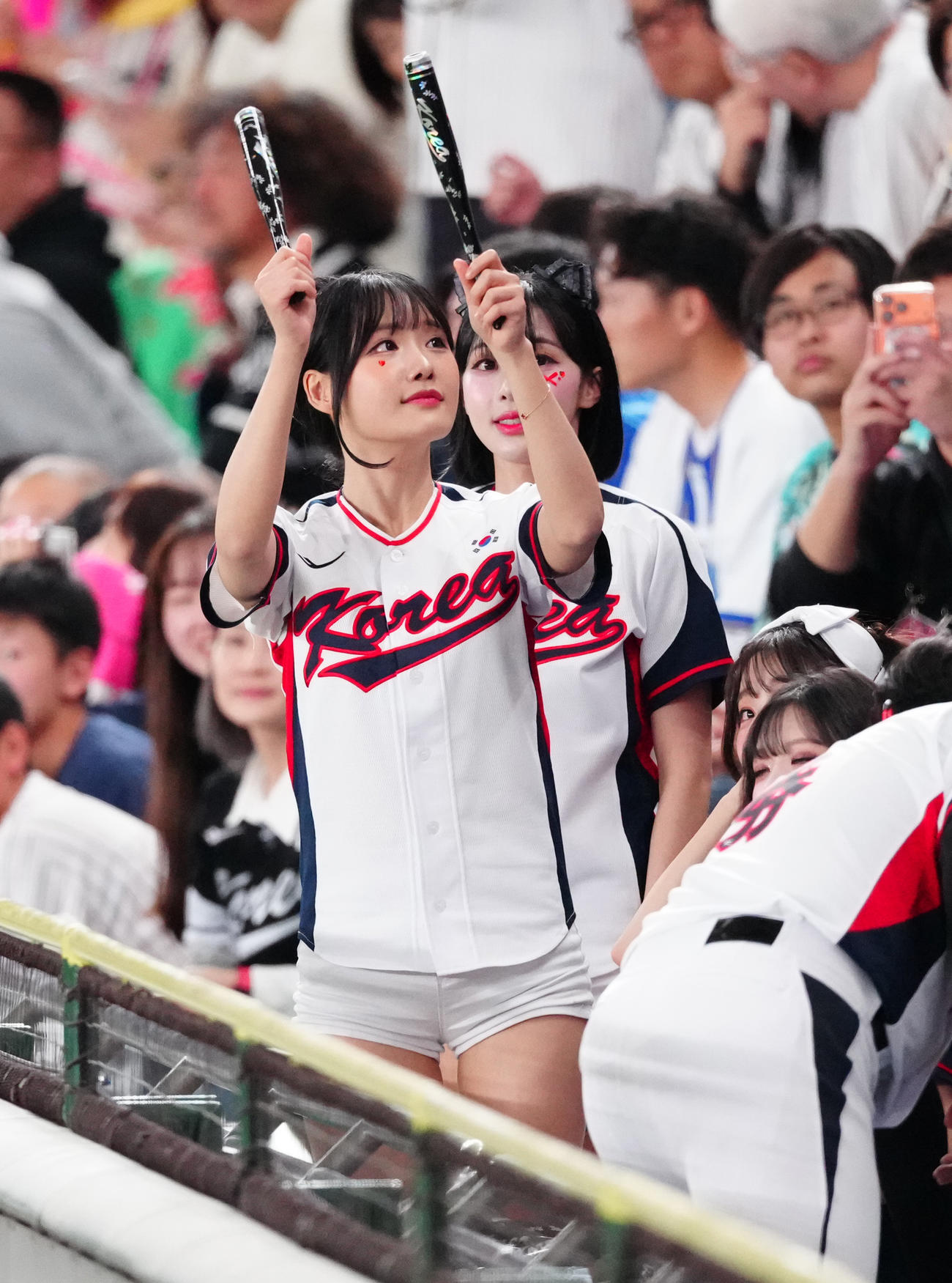 韓国対日本　盛り上がる韓国のチアリーダー（撮影・鈴木みどり）