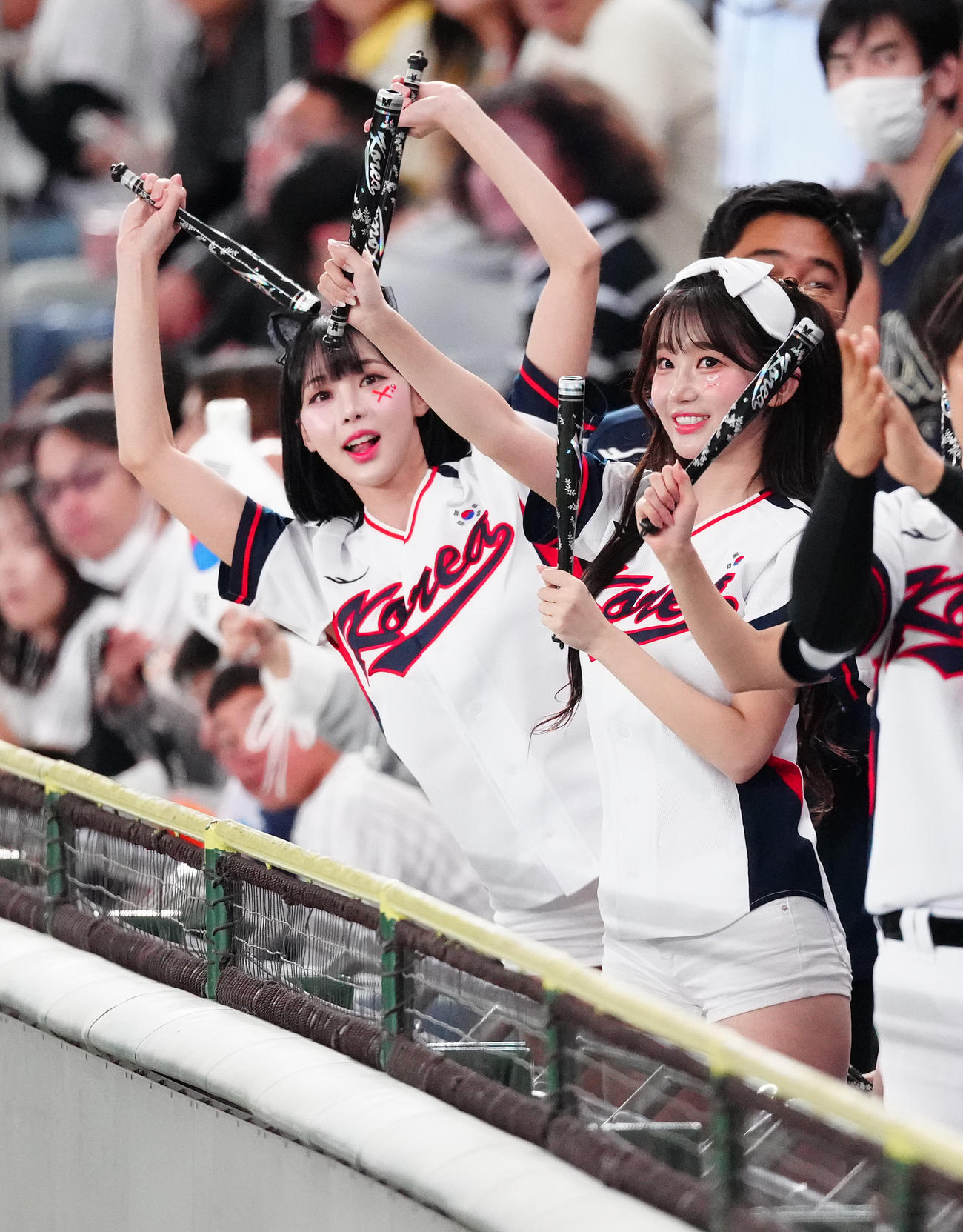 韓国対日本　盛り上がる韓国のチアリーダー（撮影・鈴木みどり）