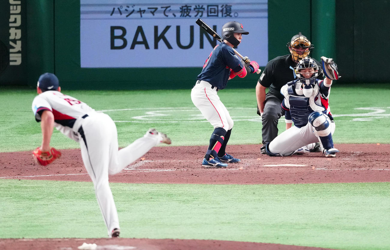 韓国対日本　4回表日本1死満塁、押し出し四球を選ぶ五十幡。投手趙丙炫（撮影・鈴木みどり）