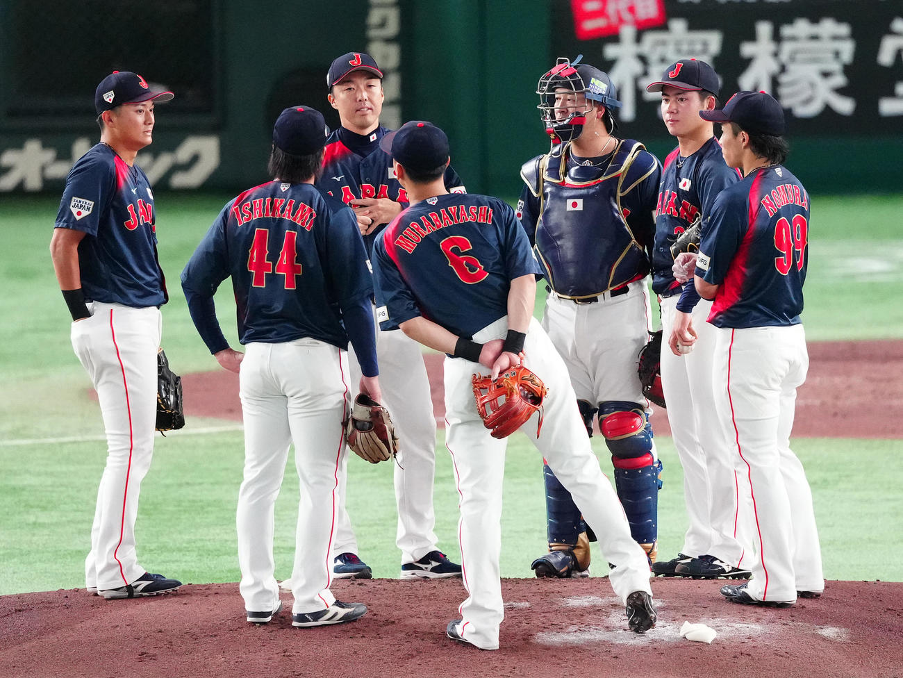 韓国対日本　3回裏、先制を許した後、金丸（右から2人目）のもとに集まるナイン（撮影・鈴木みどり）