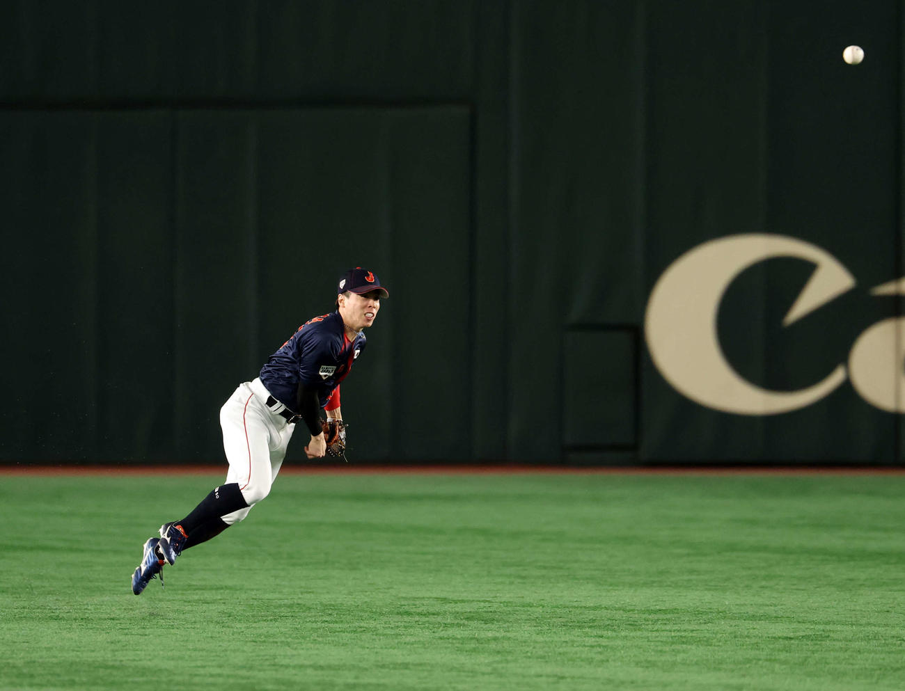 韓国対日本　7回裏韓国2死一、二塁、朴海旻
の中前打で本塁好返球で追加点を阻止する五十幡（撮影・浅見桂子）