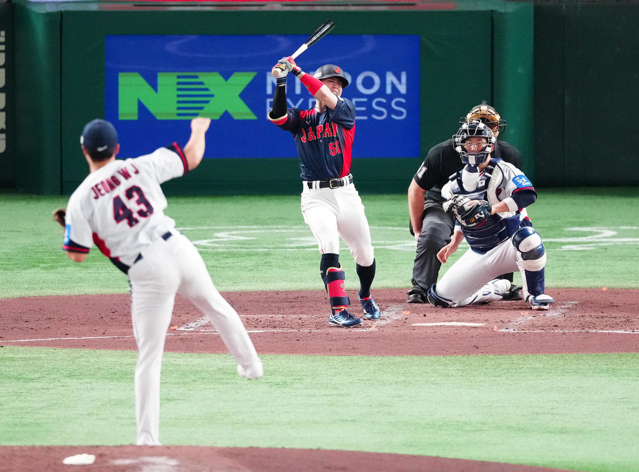 韓国対日本　3回表日本無死、空振り三振に倒れる五十幡。投手鄭宇宙（撮影・鈴木みどり）