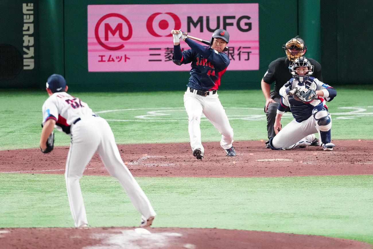 韓国対日本　5回表日本2死満塁、2点適時打を放つ石上。投手金映祐（撮影・鈴木みどり）