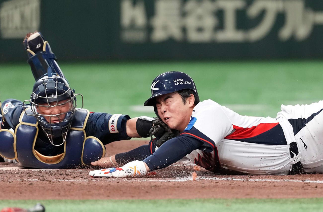 韓国対日本　7回裏韓国2死一、二塁、朴海旻の中前打で生還を試みた二塁走者文賢彬を五十幡の好返球からアウトにする捕手中村（撮影・たえ見朱実）