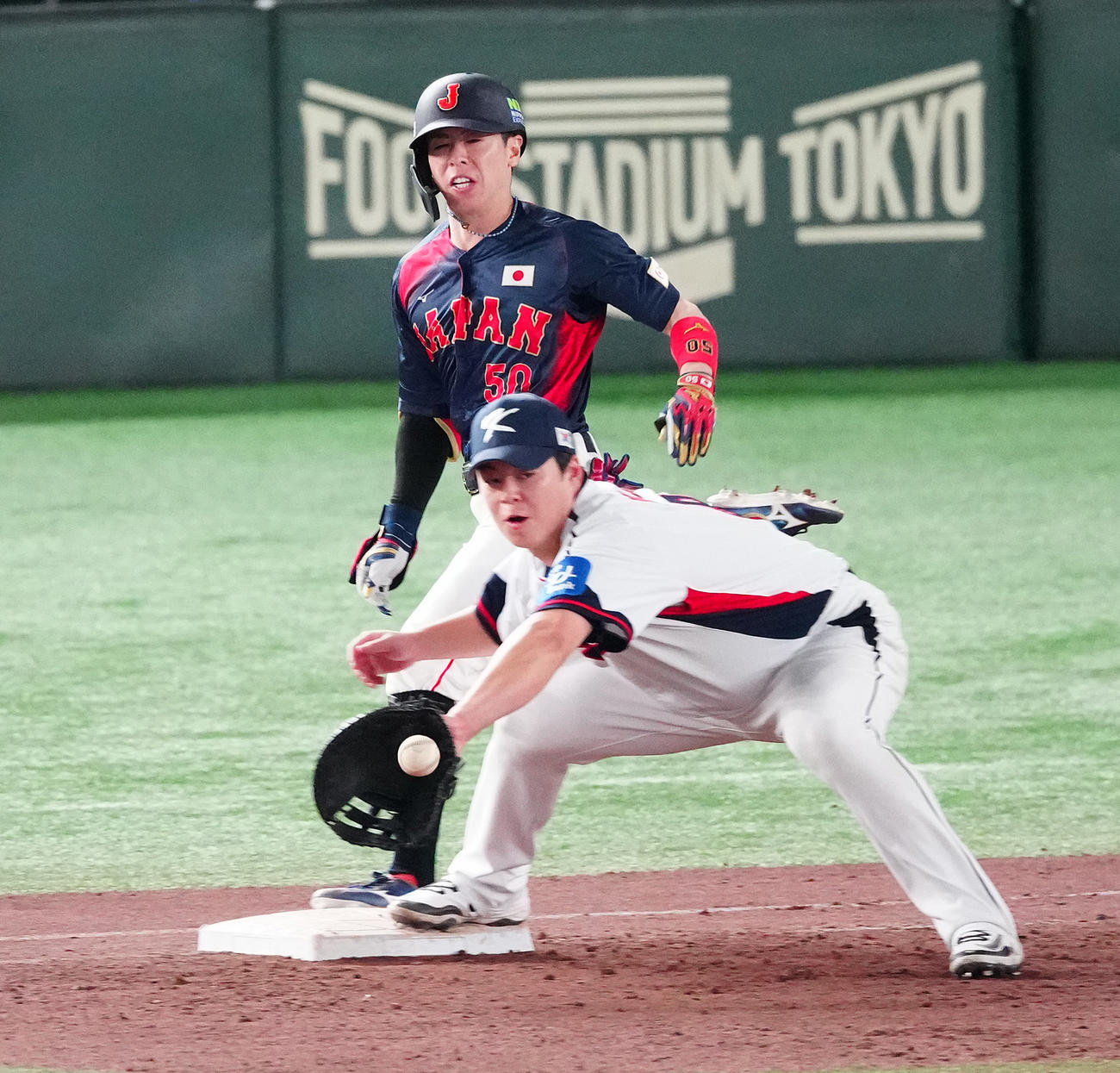 韓国対日本　8回表日本1死一塁、内野安打で一塁へ駆け込む五十幡（撮影・鈴木みどり）