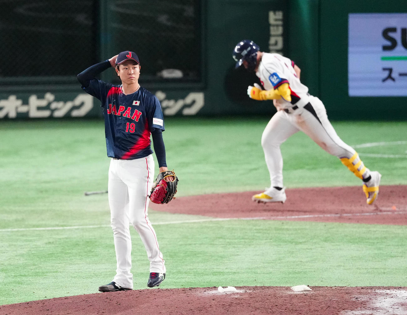 韓国対日本　8回裏韓国1死、安賢民にソロ本塁打を浴びる高橋（撮影・鈴木みどり）