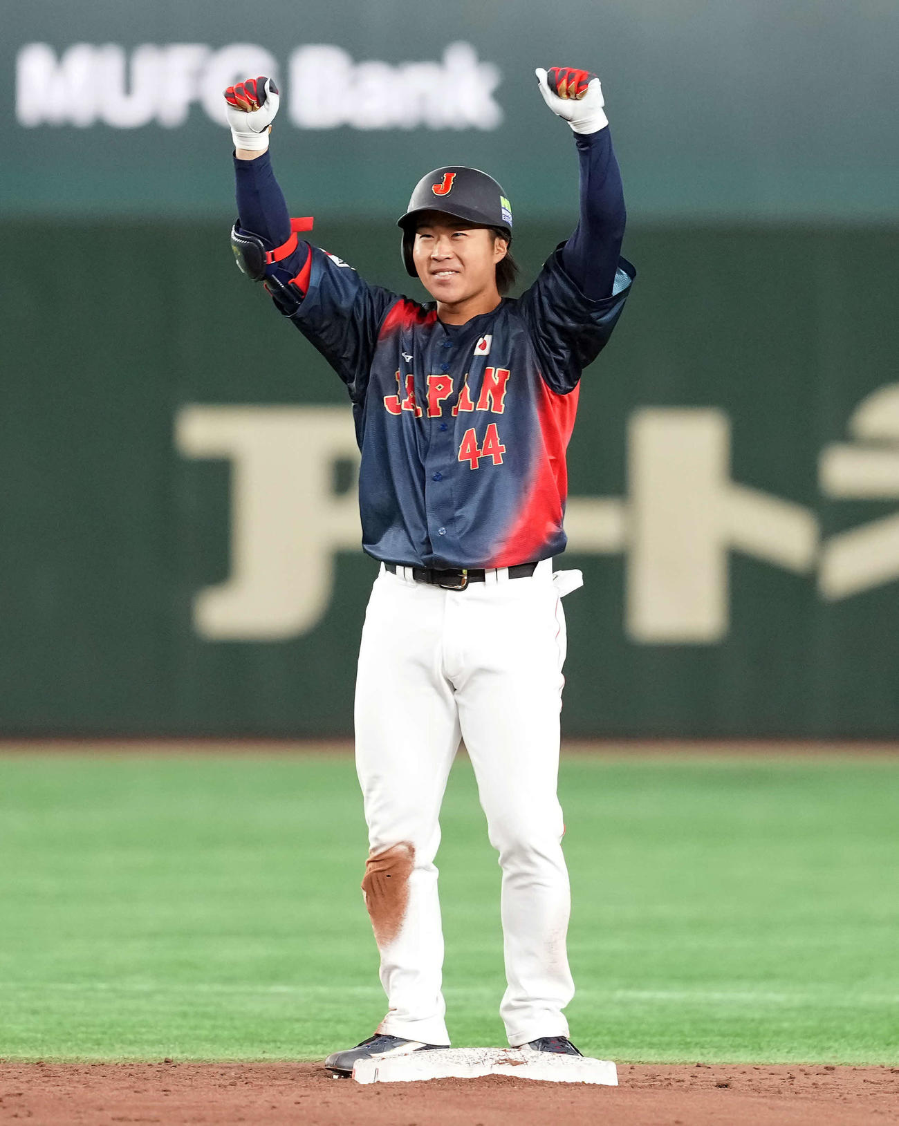 韓国対日本　5回表日本2死満塁、右前に2点適時打を放ち、塁上でガッツポーズを決める石上（撮影・たえ見朱実）