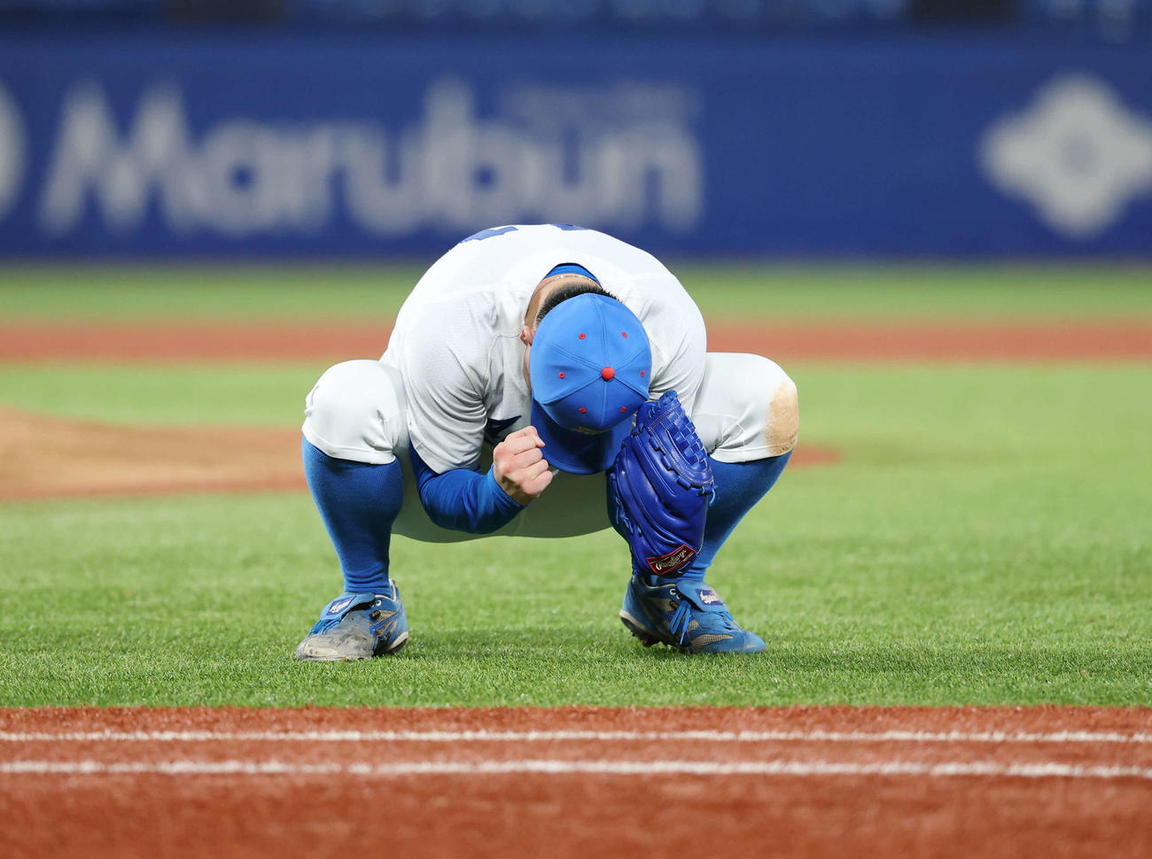 佛教大対青学大　勝利し渾身のガッツポーズをする青学大・中西（撮影・増田悦実）
