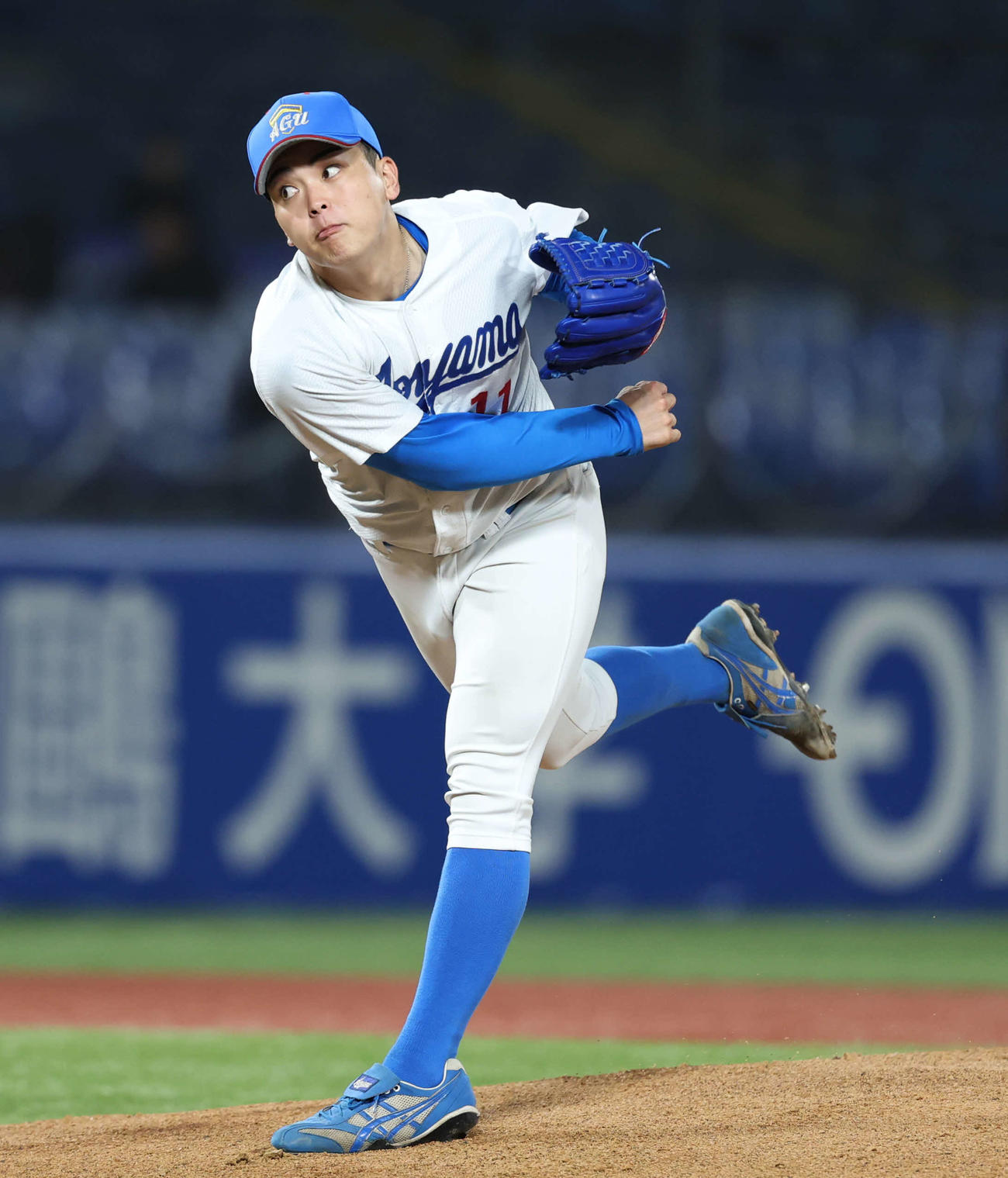 佛教大対青学大　先発し力投する青学大・中西（撮影・増田悦実）