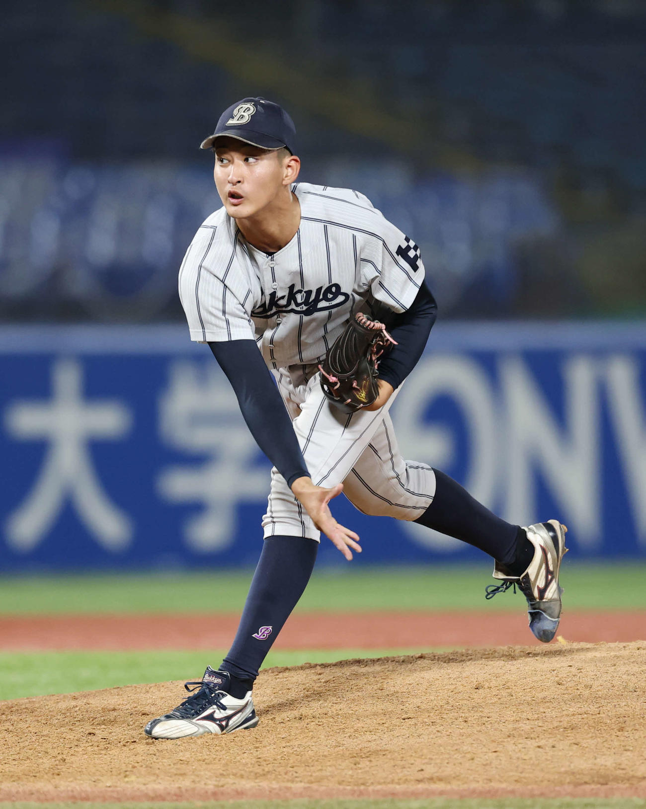 佛教大対青学大　6回裏から登板し力投する佛教大・三上（撮影・増田悦実）
