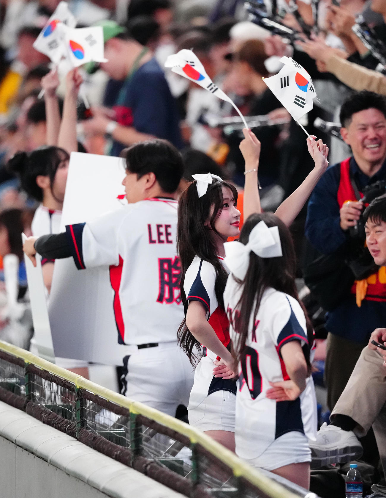 韓国対日本　盛り上がる韓国のチアリーダー（撮影・鈴木みどり）