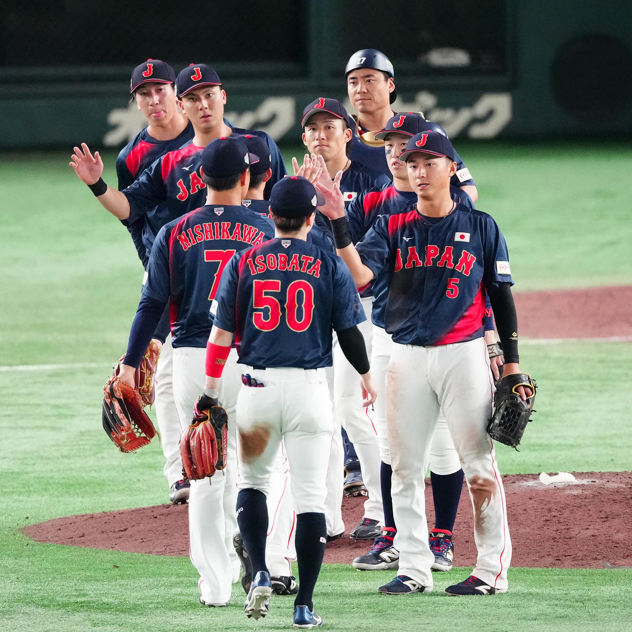 韓国対日本　引き分けに終わり、タッチを交わす日本ナイン（撮影・鈴木みどり）