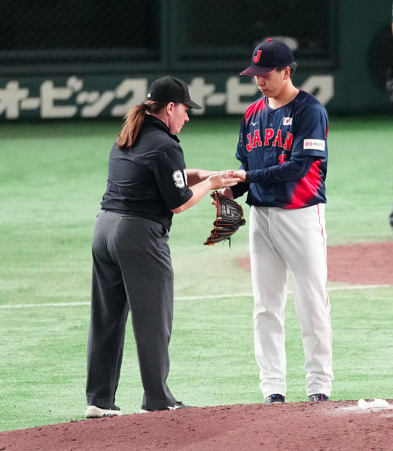 韓国対日本　9回裏のマウンドに上がり、粘着物のチェックを受ける大勢（撮影・鈴木みどり）