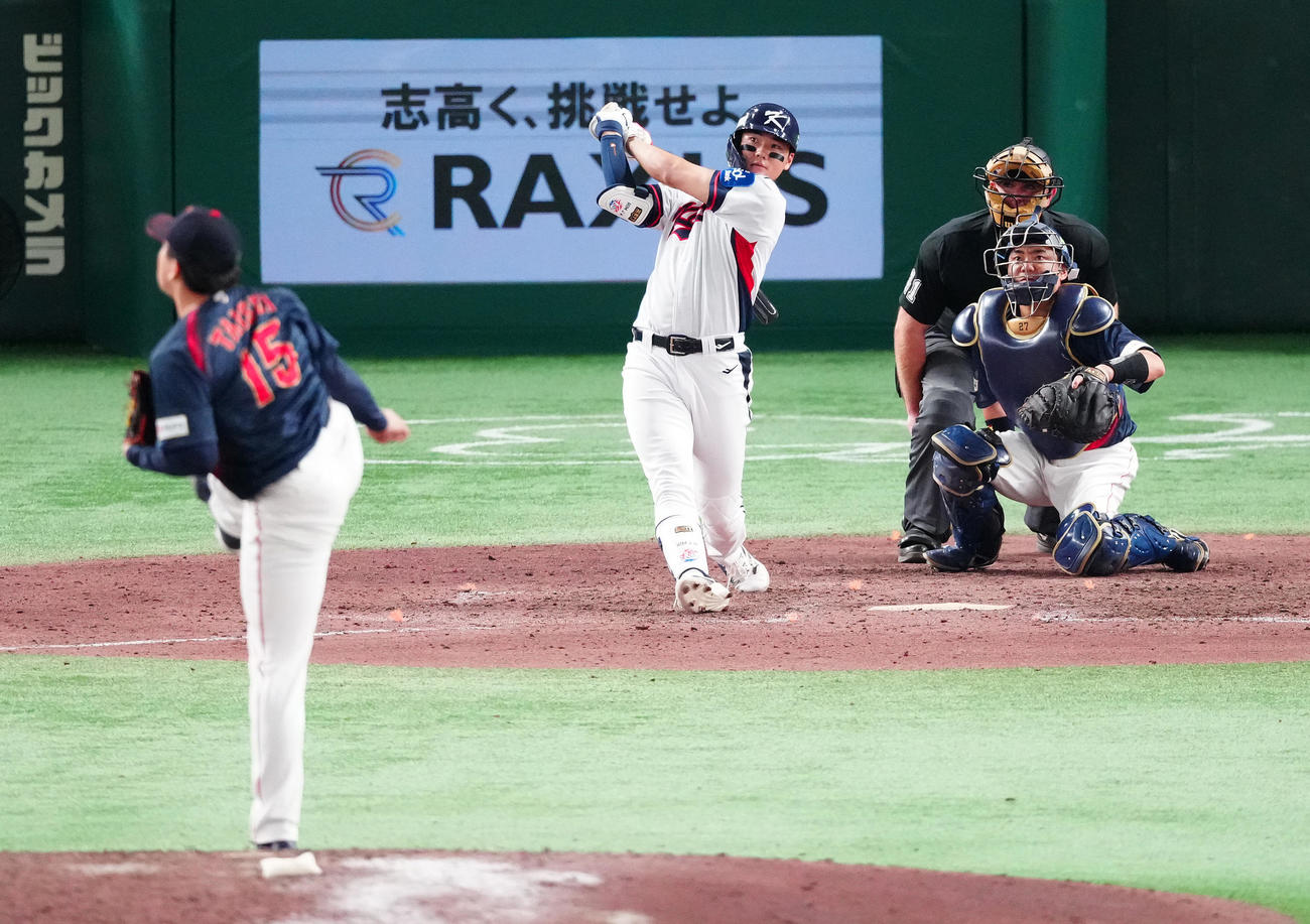 韓国対日本　9回裏韓国2死、ソロ本塁打を放つ金周元。投手大勢（撮影・鈴木みどり）