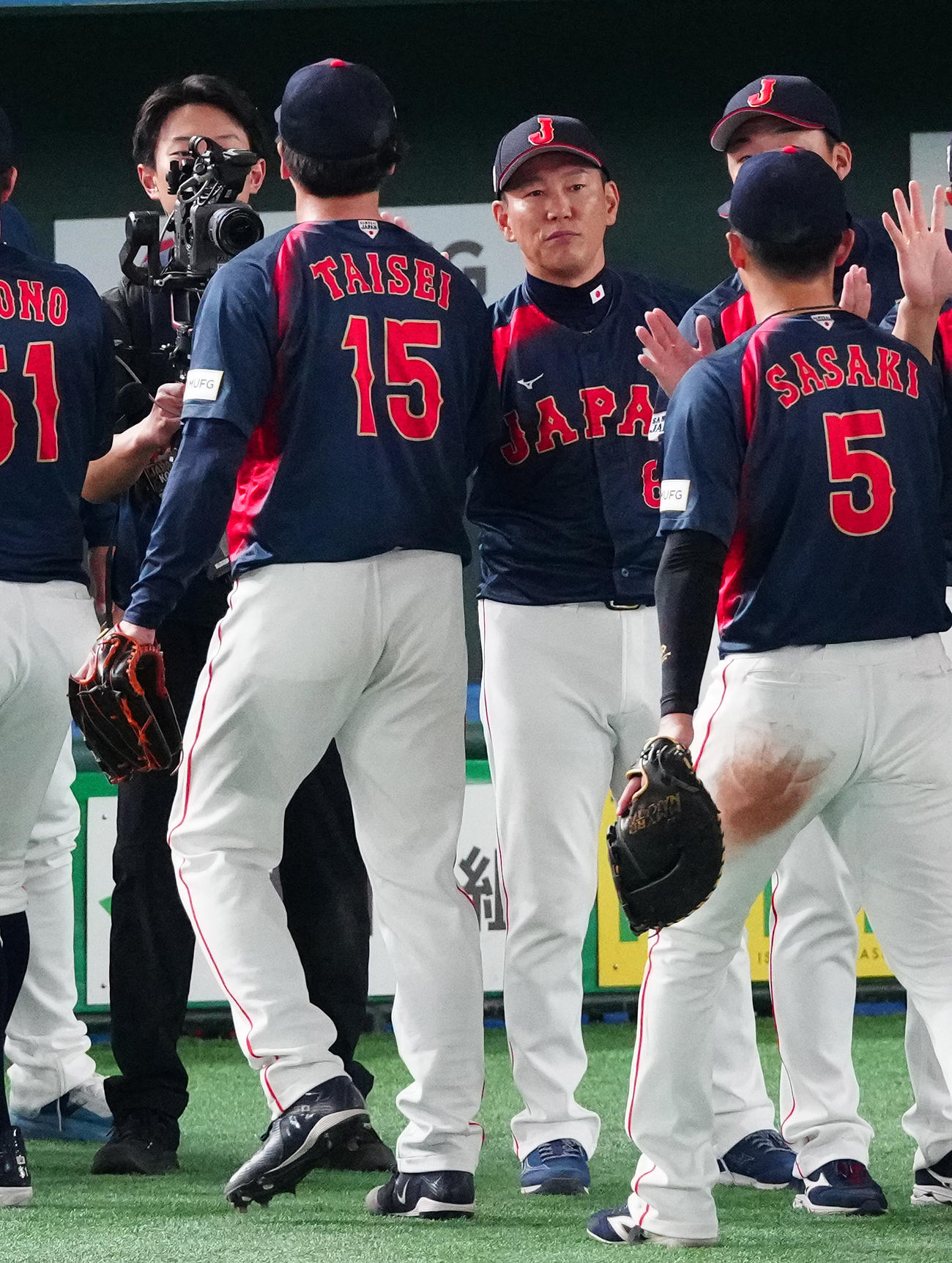 韓国対日本　韓国と引き分け、大勢（左）を迎える井端監督（撮影・鈴木みどり）