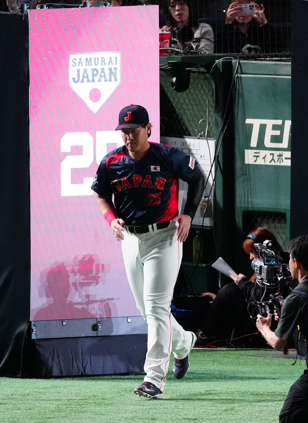韓国対日本　試合前セレモニーで入場する岡本（撮影・鈴木みどり）
